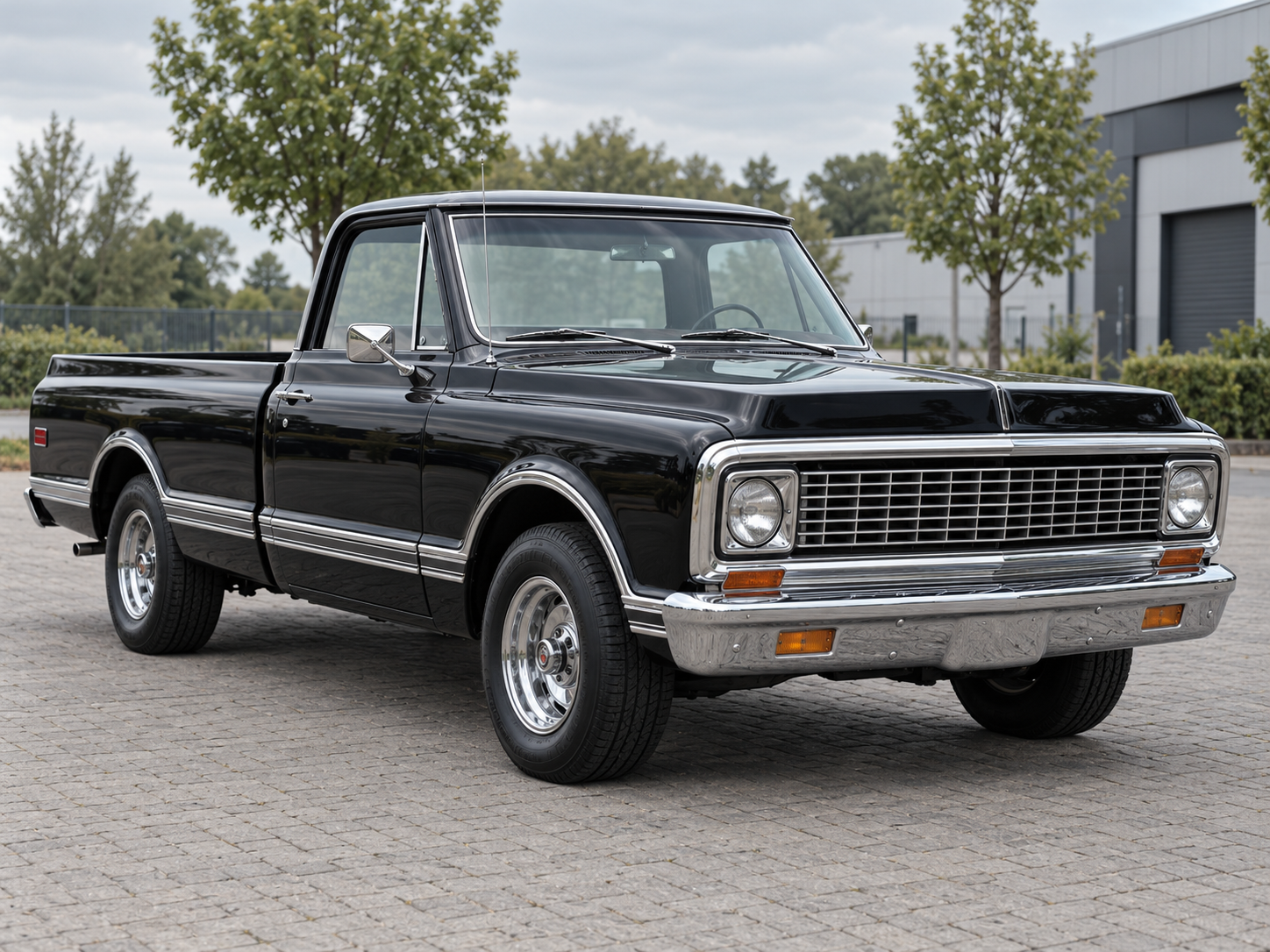 Klassischer schwarzer Oldtimer-Pickup für ein Wertgutachten.
